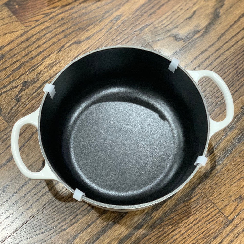 New Le Creuset Lace Relief Cotton Round French Oven 20cm - Picture 5 of 8